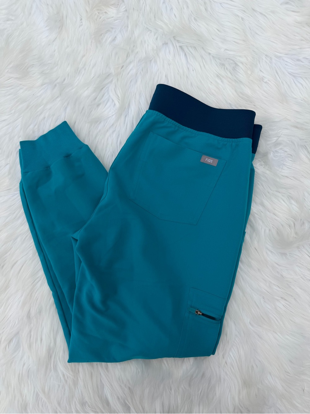 FIGS Catarina Scrub Top & Zamora Jogger Scrub Pant Set - Picture 12 of 12